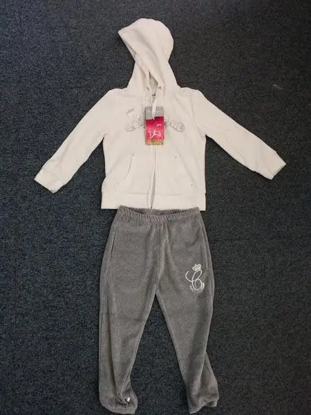 Foto aus der offiziellen Meldung: Champion Kinderkleidungsset — Risiko: Strangulierung (A12/0043/15)