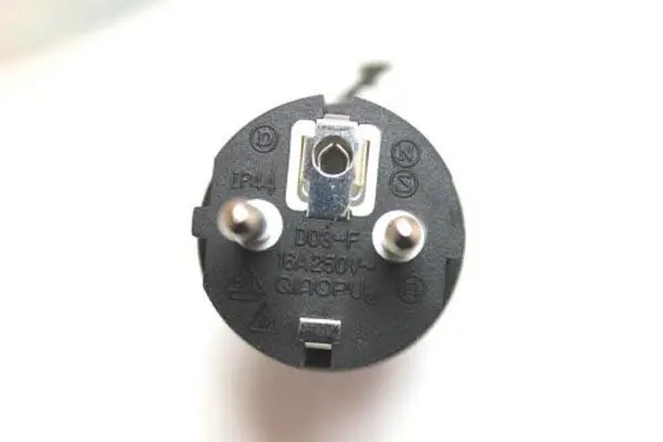 Photo from the official notice: BL Lohkolämmittimenjohto Defa mini yhteensopiva car heating supply cable — electric shock risk