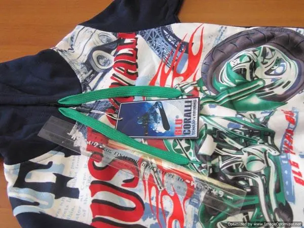 Foto aus der offiziellen Meldung: Blu Coralli Kinder Sweatshirt — Risiko: Strangulierung (A12/0132/15)