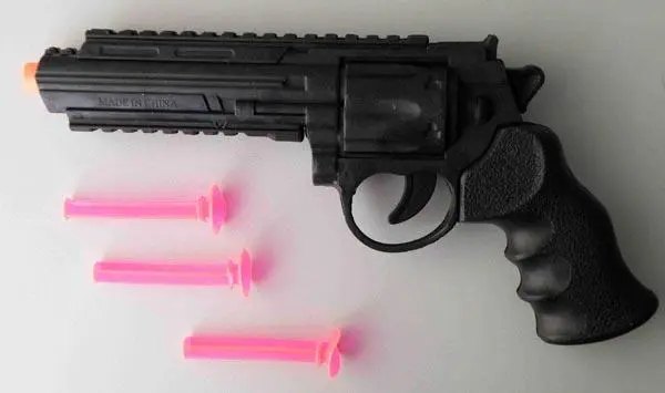 Foto dell’avviso ufficiale: Super PowerFUL weapon - Super Police Set Set di polizia giocattolo — rischio: Rischio chimico