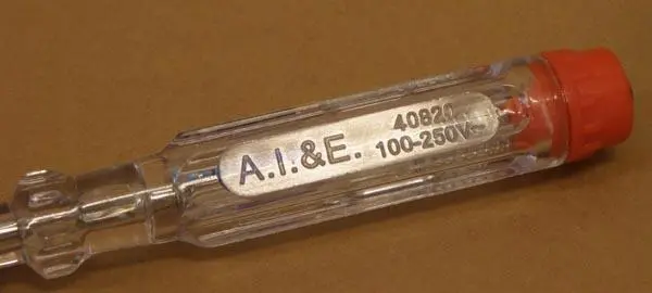 Foto aus der offiziellen Meldung: A.I.&amp;E. Spannungsprüfer / Voltage Meter — Risiko: Elektrischer Schlag