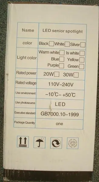 Foto aus der offiziellen Meldung: LED Down Light / LED Senior Spotlight Series LED Scheinwerfer — Risiko: Elektrischer Schlag