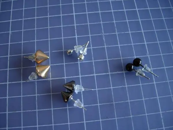 Foto dell’avviso ufficiale: Kik 4 pairs of ear studs Orecchini — rischio: Rischio chimico