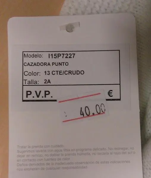 Photo from the official notice: Rochy Cazadora Punto babies' knitted jacket — strangulation risk
