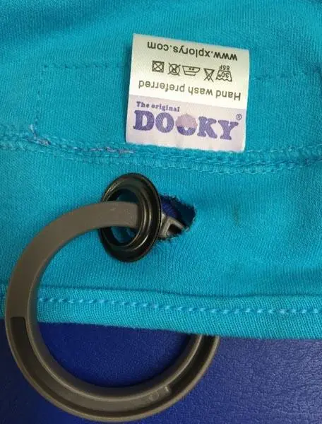 Foto aus der offiziellen Meldung: The Original Dooky by Teddykompaniet Dooky Cover Abdeckung für Kinderwagen und Kindersitze — Risiko: Ersticken