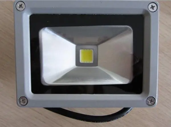 Foto aus der offiziellen Meldung: BRILLIGHT LED Exterior Lighting LED Flutlicht — Risiko: Elektrischer Schlag
