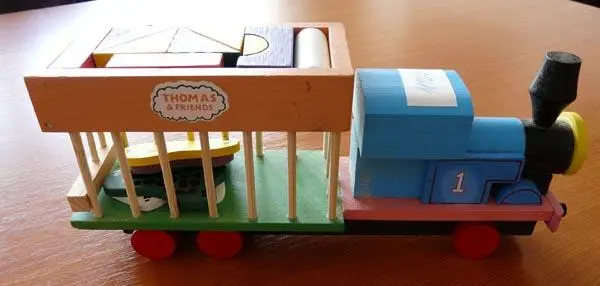 Photo de l’avis officiel: Thomas &amp; Friends (THE PRODUCT IS COUNTERFEIT) Locomotive en bois — risque: Étouffement