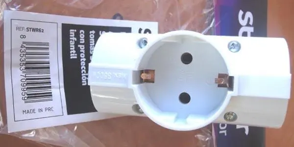 Photo from the official notice: Staüwer Adaptador 3-way plug adaptor — electric shock risk