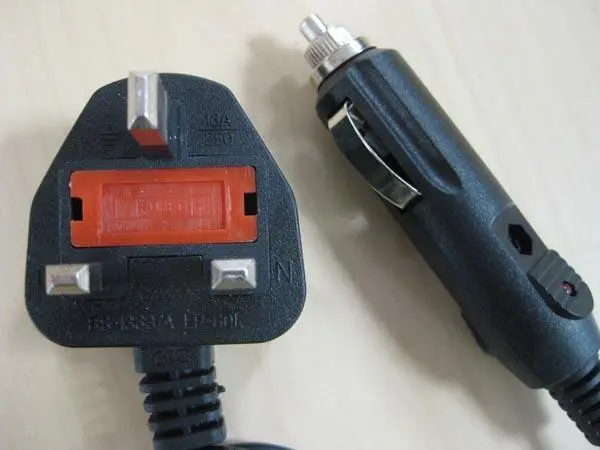 Photo from the official notice: Nitecore (COUNTERFEIT PRODUCT) Digi Charger D4 (COUNTERFEIT PRODUCT) battery charger — electric shock risk