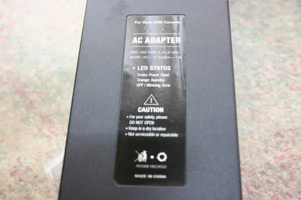 Foto aus der offiziellen Meldung: AC Adapter Netzadapter — Risiko: Elektrischer Schlag