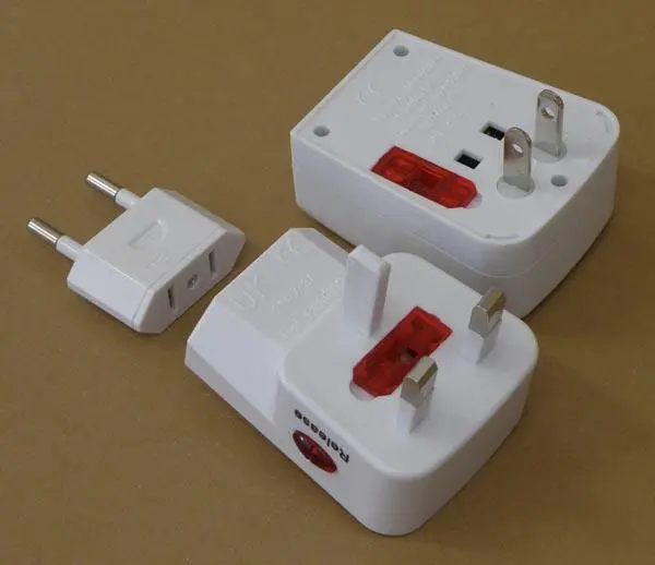 Foto aus der offiziellen Meldung: Universal Reiseadapter mit USB Reisesteckeradapter mit USB-Netzteil — Risiko: Elektrischer Schlag & Feuer