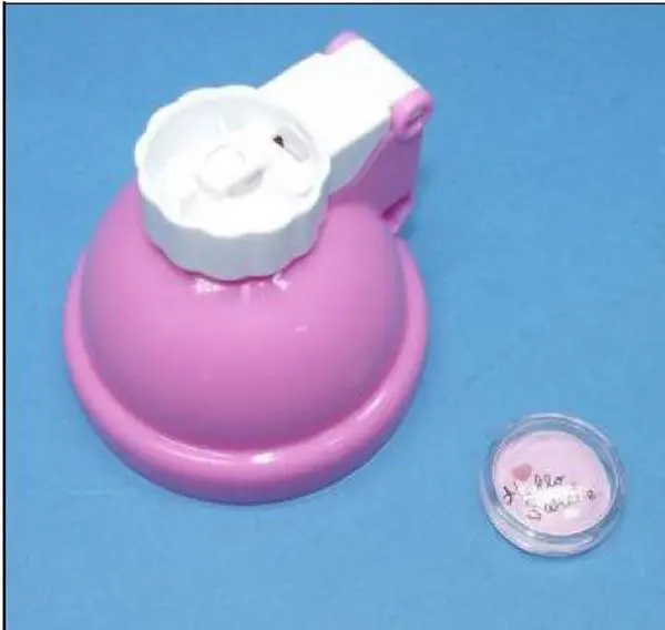 Foto aus der offiziellen Meldung: HELLO SWEETIE Plastikflasche für Kinder — Risiko: Ersticken