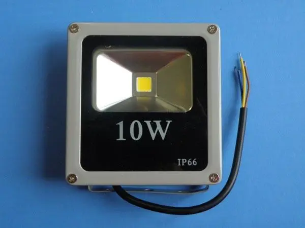 Foto do aviso oficial: LED FLOOD LIGHT Outdoor Projetores LED — risco: Choque elétrico
