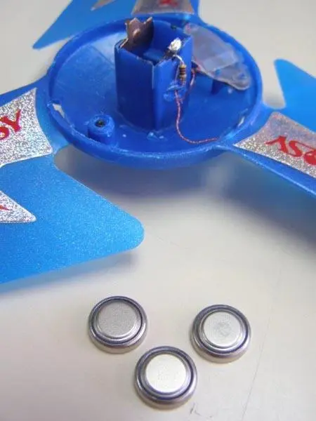 Foto do aviso oficial: TOSY VOLANTE PARPADEO ("Flashing wheel") Brinquedo voador — risco: Químico