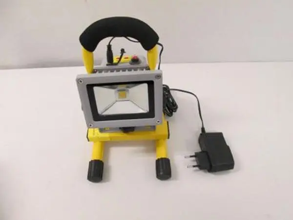 Foto aus der offiziellen Meldung: Nor-tec Ladattava LED työlamppu ("Rechargeable work lamp") Arbeitslicht — Risiko: Elektrischer Schlag