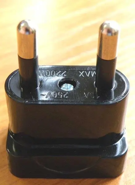 Photo de l’avis officiel: Adaptateur de plug — risque: Choc électrique (A12/0764/15)