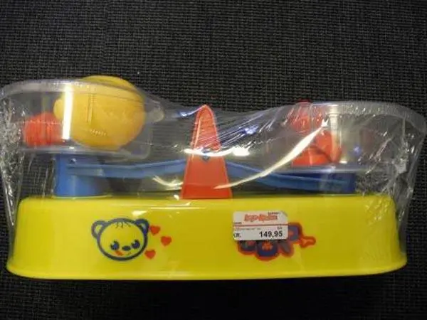 Photo from the official notice: Gowi plastic toy scales — choking risk