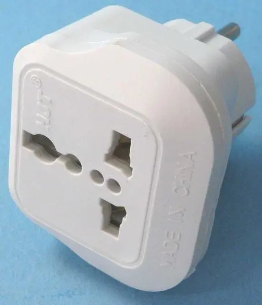 Foto aus der offiziellen Meldung: Hjt Rockt’s Head / Universal Adapotor Steckeradapter — Risiko: Elektrischer Schlag
