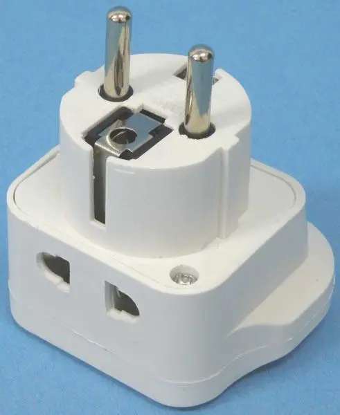 Foto aus der offiziellen Meldung: Hjt Rockt’s Head / Universal Adapotor Steckeradapter — Risiko: Elektrischer Schlag
