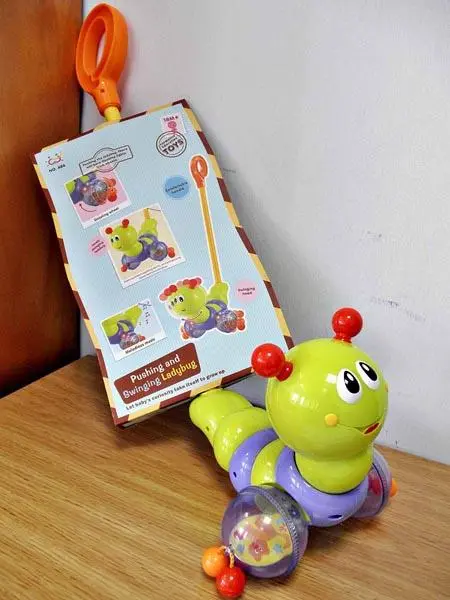Foto dell’avviso ufficiale: HuiLe TOYS Pushing and Swinging Ladybug Push-along giocattolo — rischio: Ostruzione delle vie aeree