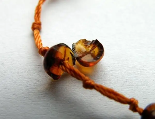 Foto do aviso oficial: Brendon Borostyán gyermeknyaklánc ("Amber children´s necklace") Colar âmbar — risco: Engasgamento