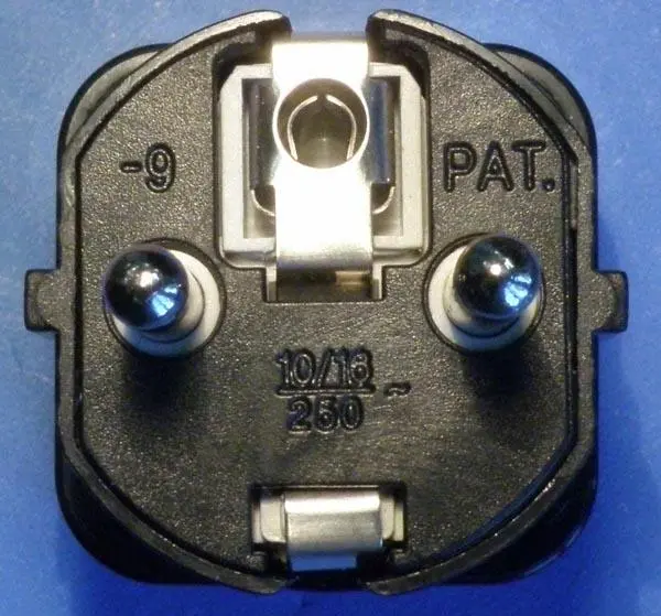 Photo from the official notice: Delight EU Plug Converter / Hálózati átalakító dugó plug adaptor — electric shock risk