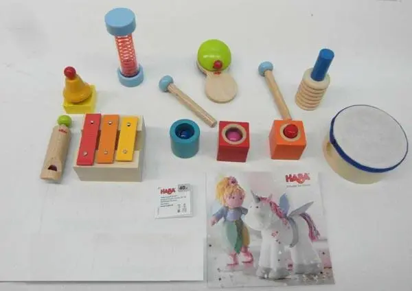 Foto uit de officiële melding: Haba Groβer Klangbaukasten ("Large Sound Workshop") Muziekspeelgoed set — risico: Verstikking door inslikken