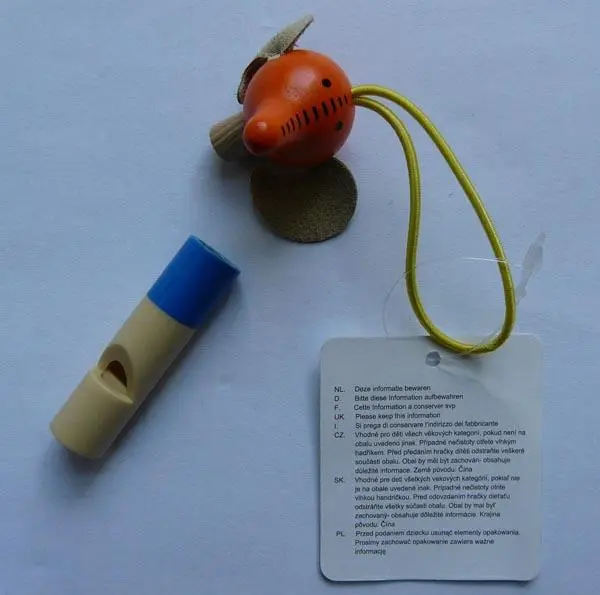 Foto aus der offiziellen Meldung: Plastikpfeife — Risiko: Ersticken