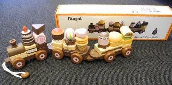 Foto do aviso oficial: Magni Toys Wooden Cake Train Comboio de brinquedo de madeira — risco: Engasgamento