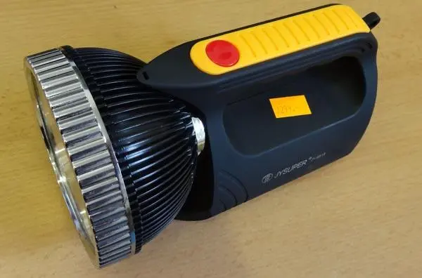 Photo de l’avis officiel: Jy Super Rechargeable LED Search Light Torche LED rechargeable — risque: Choc électrique