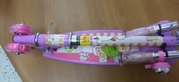 Foto aus der offiziellen Meldung: Miou Today is 4 - SCOOTER Spielzeugroller — Risiko: Ersticken & Verletzungen