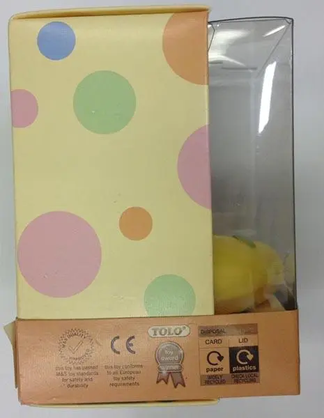 Foto aus der offiziellen Meldung: 1) Tolo, 2) Tolo / Marks and Spencer (M&amp;S) Twist &amp; Turn Rattle Rasselspielzeug — Risiko: Ersticken