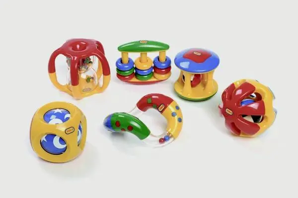 Foto aus der offiziellen Meldung: 1) Tolo, 2) Tolo / Marks and Spencer (M&amp;S) Twist &amp; Turn Rattle Rasselspielzeug — Risiko: Ersticken