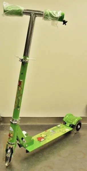 Foto dell’avviso ufficiale: Le Ke Er Toys (COUNTERFEIT) Scooter Rollerboard Scooter giocattolo — rischio: Lesioni