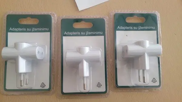Photo from the official notice: Aoboer Adapteris su įžeminimu ('Plug adaptor with earthing') — electric shock risk