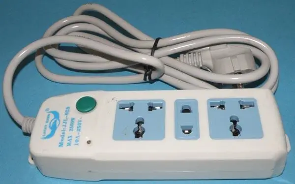 Photo de l’avis officiel: LUCKY HAWK Power Adaptor Conduite d’extension de secteur — risque: Choc électrique & Incendie