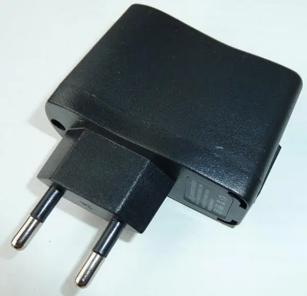 Photo de l’avis officiel: COURIER CHARGER Unité d’alimentation électrique — risque: Choc électrique