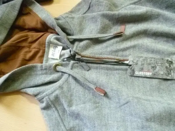 Foto aus der offiziellen Meldung: GLO-STORY Kinder-Sweatshirt — Risiko: Strangulierung (A12/1319/15)