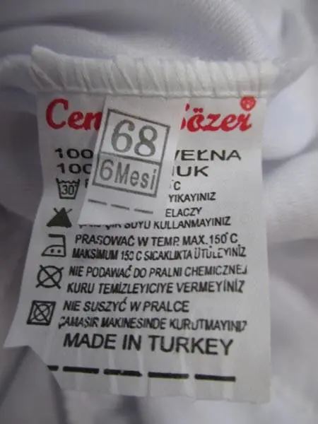 Foto uit de officiële melding: Cengiz Sözer Baby’s kleding set — risico: Verstikking door inslikken