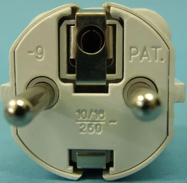 Foto aus der offiziellen Meldung: Delight EU Plug Converter Steckeradapter — Risiko: Elektrischer Schlag