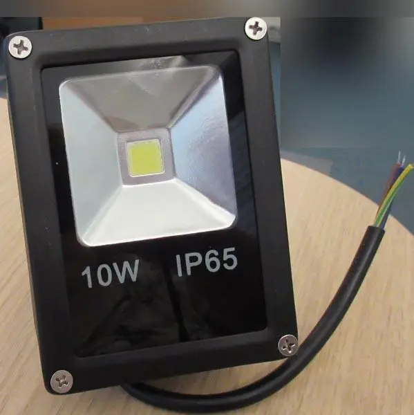 Foto uit de officiële melding: Pro Light LED Flood Light / LED Prozektors LED-overstromingslicht — risico: Elektrische schok & Brand
