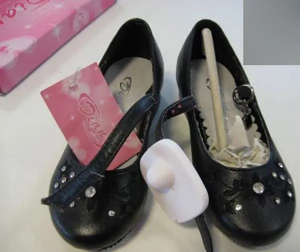 Foto aus der offiziellen Meldung: Dian Mädchenschuhe — Risiko: Ersticken