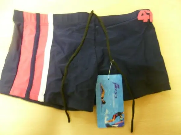 Photo de l’avis officiel: F100 Maillots de bain pour garçons — risque: Blessures