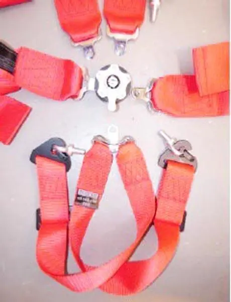 Foto dell’avviso ufficiale: SPARCO / SABELT / TAKATA  (counterfeit) 3" 4 / 6 POINT HARNESS Red/Black/Blue QUICK RELEASE CAMLOCK (COUNTERFE — rischio: Lesioni