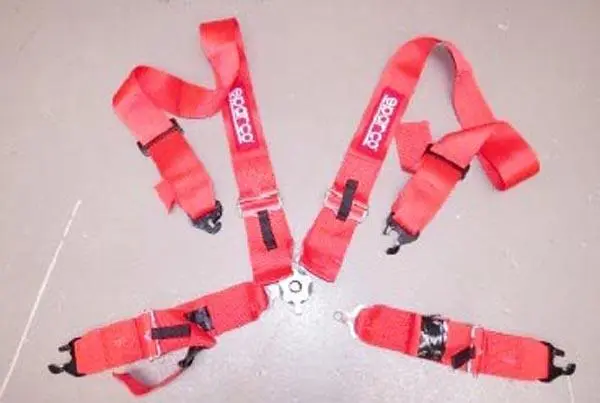 Foto dell’avviso ufficiale: SPARCO / SABELT / TAKATA  (counterfeit) 3" 4 / 6 POINT HARNESS Red/Black/Blue QUICK RELEASE CAMLOCK (COUNTERFE — rischio: Lesioni
