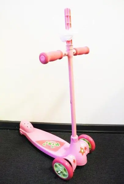 Photo de l’avis officiel: Razor Kixie Kuties Scooter Scooter de kick — risque: Blessures