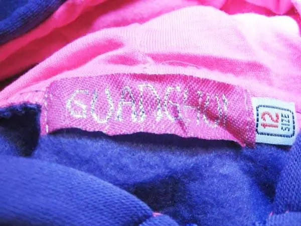 Foto uit de officiële melding: GUANGHUI Kinderkleding — risico: Verwonding & Verwurging