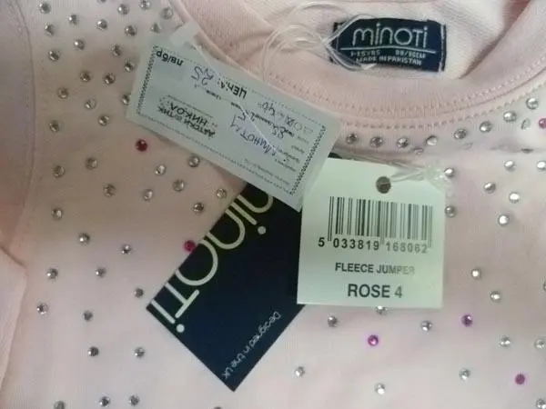 Foto aus der offiziellen Meldung: Мinoti Fleece Jumper Kinderoberteil — Risiko: Ersticken