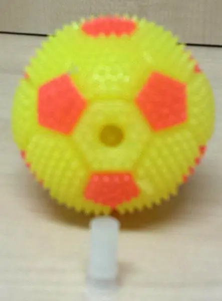 Foto do aviso oficial: YF FLASHING SPIKY BALL and FLASHING FOOTBALL Bola de plástico com picos — risco: Engasgamento
