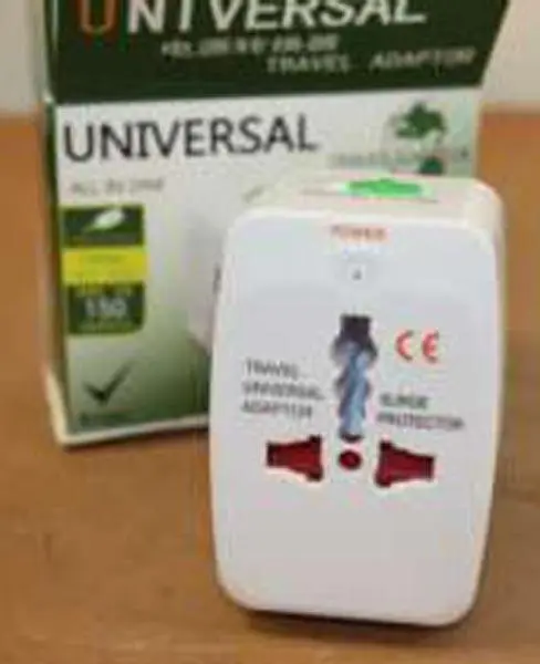 Foto uit de officiële melding: Universal Travel Adaptor De adapter van de reisstekker — risico: Elektrische schok
